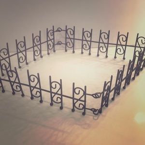 Adjustable fencing for miniature or fairy garden